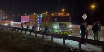 La policía de tres condados persiguieron a un hombre que conducía un camión de bomberos robado desde el condado de Miami-Dade al oeste de Boynton Beach. Foto: Twitter/@WPTV