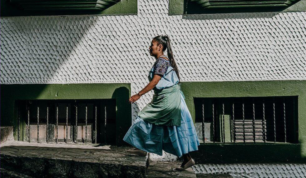 Una mujer subiendo las escaleras de un barrio en Cuetzalan, México. Foto: Pexels/Marco Carmona.