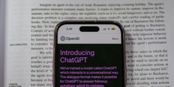 La plataforma de ChatGPT abierta en un celular sobre una página de un libro. Foto: Pexels/Shantanu Kumar.