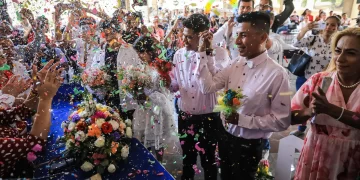 Irving Martínez y y Kevin Arrazola se convirtieron en la primera, de las más de 40 parejas del mismo sexo, en casarse en esta boda. (EFE)