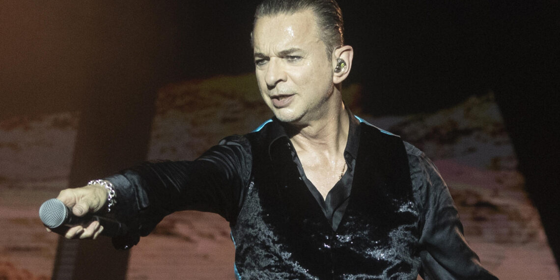 El vocalista del grupo británico Depeche Mode, Dave Gahan, durante el concierto de este viernes, segunda jornada del festival Primavera Sound que se celebra en el Fórum de Barcelona. EFE/Marta Pérez