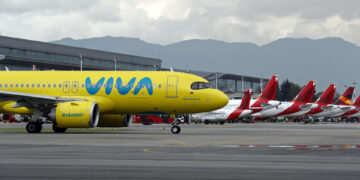 Fotografía de archivo de un avión de la aerolínea Viva Air. EFE/ Mauricio Dueñas Castañeda