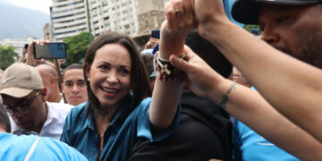 María Corina Machado, candidata del partido Vente Venezuela (VV) a las elecciones primarias de la oposición en Venezuela, fue registrada este viernes, 22 de octubre, al saludar a sus seguidores, luego de firmar su inscripción como aspirante, en Caracas (Venezuela). EFE/Miguel Gutiérrez