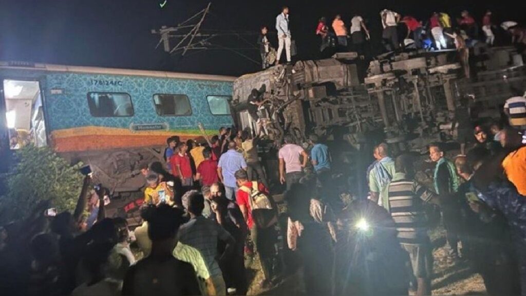 En el choque también estuvo involucrado un tercer tren de mercancías, según informó el secretario general de Odisha, Pradeep Kumar, a la televisión india. (Redes)