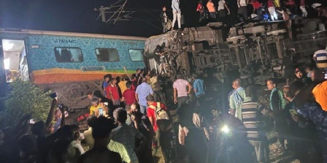 En el choque también estuvo involucrado un tercer tren de mercancías, según informó el secretario general de Odisha, Pradeep Kumar, a la televisión india. (Redes)