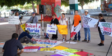 Un grupo de activistas fue registrado este viernes, 23 de junio, al protestar contra la propuesta antiinmigrante SB 1718 de Florida, durante la salida de una caravana hacia el estado de Florida, desde el Parque Chicano, en el barrio latino Logan, en San Diego (CA, EE.UU.). EFE/Manuel Ocaño