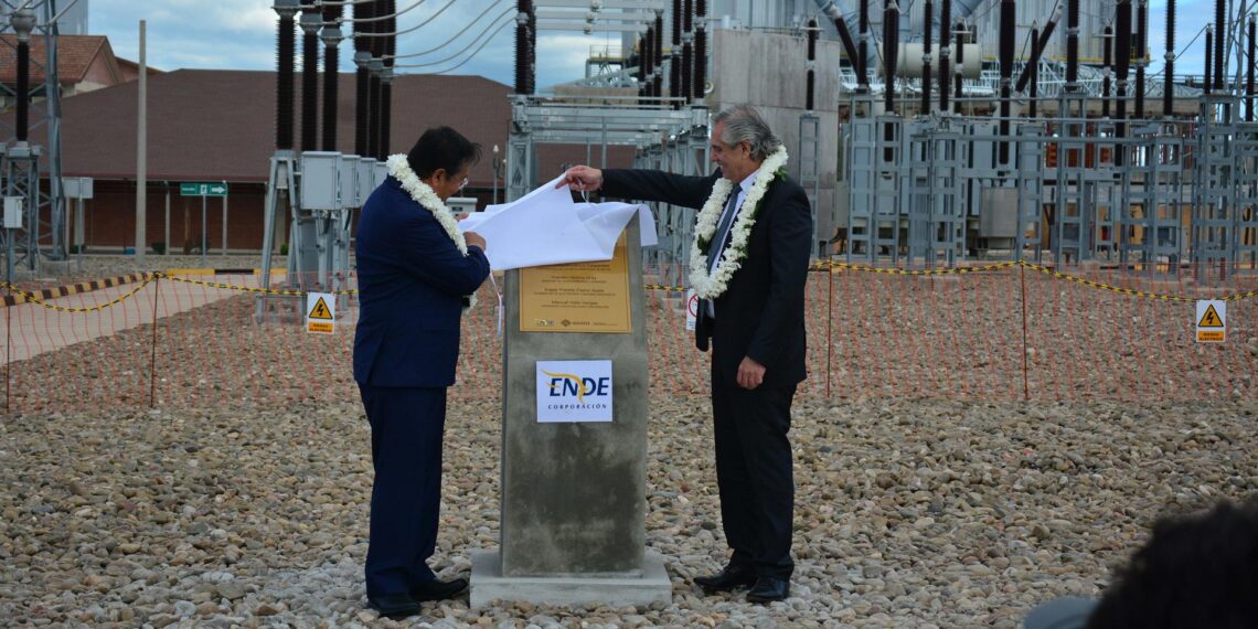 El presidente de Bolivia, Luis Arce (i) y el presidente de Argentina, Alberto Fernández (d), inauguran el sistema internacional de interconexión eléctrica "Juana Azurduy de Padilla", hoy, en Tarija (Bolivia). EFE/ Stringer