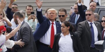 El candidato republicano a la presidencia, el expresidente estadounidense Donald J. Trump (c-d), en la inauguración de su sede de campaña en Manchester, New Hampshire, el 27 de junio de 2023. EFE/EPA/CJ Gunther