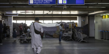 Afganos permanecen en un campamento improvisado dentro del aeropuerto internacional de Sao Paulo (Brasil).  EFE/SEBASTIÃO MOREIRA