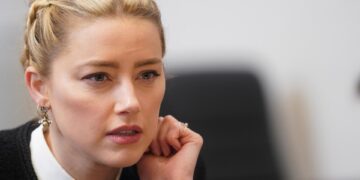 La actriz Amber Heard habla durante una audiencia del jucio contra su exesposo Johnny Depp, en una fotografía de archivo. EFE/Shawn Thew