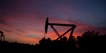 Fotografía de un balancín extractor de petróleo en el Lago de Maracaibo,en una fotografía de archivo. EFE/ Henry Chirinos
