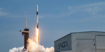 Fotografía cedida por SpceX donde se muestra al cohete Falcon 9 despegando hoy en el Centro Espacial Kennedy de la NASA en Florida (EEUU). EFE/SpaceX
