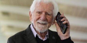 El ingeniero estadounidense Martin Cooper, que inventó el teléfono móvil, en una imagen de archivo. EFE/Alejandro García