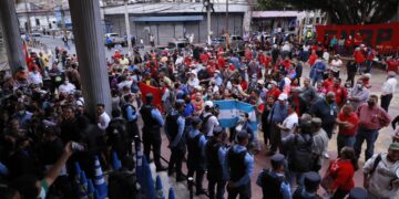 Alrededor de 137 defensores de derechos humanos han muerto de manera violenta en Honduras desde 2014, según cifras del Conadeh. En la imagen un registro de archivo de un grupo defensores y de personas cercanas a la defensa de los derechos humanos, frente a la sede del Parlamento, en Tegucigalpa (Honduras). EFE/Gustavo Amador