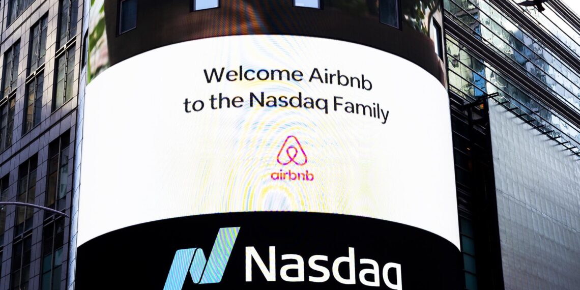 Fotografía de archivo del logo de Airbnb en un edificio en Nueva York. EFE/Justin Lane