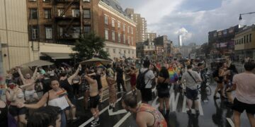 Miembros de la comunidad LGBTI bailan y celebran en la Sexta Avenida en Nueva York. Foto de archivo. EFE/EPA/Peter Foley