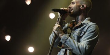 El cantante de la banda estadounidense Maroon 5, Adam Levine, durante el concierto ofrecido este jueves en el WiZink Center, en Madrid. EFE/J.P. Gandul