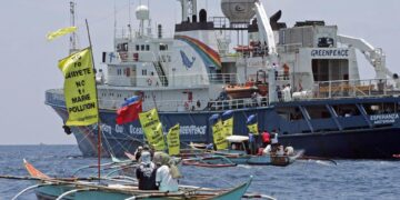 Imagen de archivo de una flotilla de barcos locales que acompañan al de Greenpeace "Esperanza" en una protesta contra la contaminación de los mares en Filipinas. EFE/Gavin Newman Foto Cedida