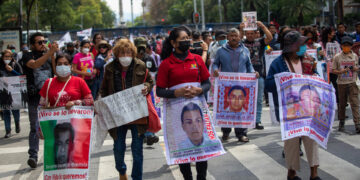 Familiares de los 43 estudiantes de la Normal de Ayotzinapa, marcharon el 26 de junio del 2022,en Ciudad de México.(México). EFE/Isaac Esquivel