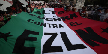 Cientos de personas se manifiestan hoy en Ciudad de México durante la marcha "Alto a la Guerra contra los Pueblos Zapatistas". EFE/José Méndez