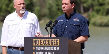 El gobernador de Florida y precandidato presidencial, Ron DeSantis (d), habla durante un acto de campaña, en Eagle Pass, Texas (EE.UU.), este 26 de junio de 2023. EFE/EPA/Adam Davis