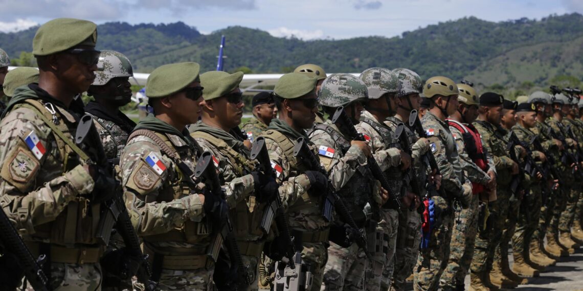Militares forman hoy, durante el lanzamiento de una campaña para reforzar la seguridad, en el Metetí (Panamá). EFE/Carlos Lemos