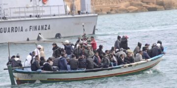 Imagen de archivo de una barcaza de migrantes llegando a la isla italiana de Lampedusa. EFE/Franco Lannino