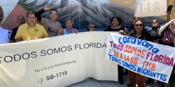Fotografía cedida por Juan José Gutiérrez donde aparecen unas personas mientras sostienen una pancarta contra la ley antiinmigrante SB 1718 de Florida el domingo 25 de junio en Los Ángeles, California. EFE/Juan José Gutiérrez /