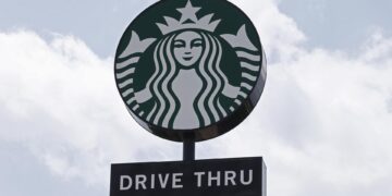 Vista del logo de Starbucks, en una fotografía de archivo. EFE/LARRY W. SMITH
