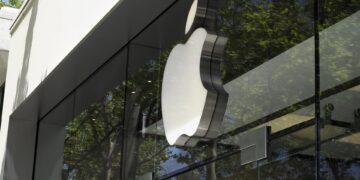 La empresa tecnológica estadounidenses Apple ya tocó momentáneamente los tres billones de dólares de capitalización intradiaria en enero de 2022, convirtiéndose en la primera en lograrlo. En la imagen un registro de archivo de un logo de Apple en una de sus tiendas, en Berkeley (California, EE.UU.). EFE/John G. Mabanglo
