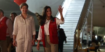 La reina Letizia de España (d), es recibida por la primera dama de Colombia, Verónica Alcocer, a su llegada al Aeropuerto Rafael Núñez, hoy en Cartagena (Colombia). EFE/ Villar López