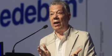 El premio Nobel y expresidente de Colombia, Juan Manuel Santos, habla hoy, en la 57 Convención Bancaria en Cartagena (Colombia). EFE/Ricardo Maldonado Rozo