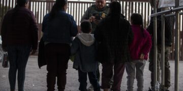 Migrantes son procesados ??por oficiales de la Patrulla Fronteriza después de cruzar de México a Estados Unidos, en Yuma, Arizona, en una fotografía de archivo. EFE/Etienne Laurent