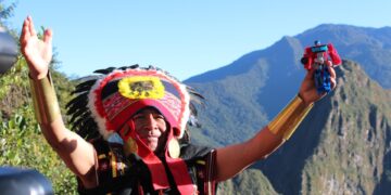 Indígenas realizan una ceremonia de ofrenda a la tierra este 4 de junio de 2023, en la ciudadela prehispánica de Machu Picchu (Perú). EFE/ Paula Bayarte