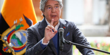 El presidente de Ecuador, Guillermo Lasso, habla durante una rueda de prensa hoy, en el Palacio de Gobierno, en Quito (Ecuador). EFE/José Jácome
