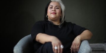 La cantautora mexicana Vivir Quintana, posa para una fotografía durante una entrevista con EFE, el 15 de junio de 2023, en la Ciudad de México (México). EFE/Sáshenka Gutiérrez