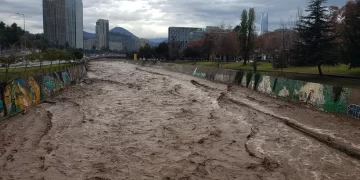 El elevado caudal del río Mapocho, producto de las intensas lluvias en Santiago (Chile). EFE/ Javier Martín