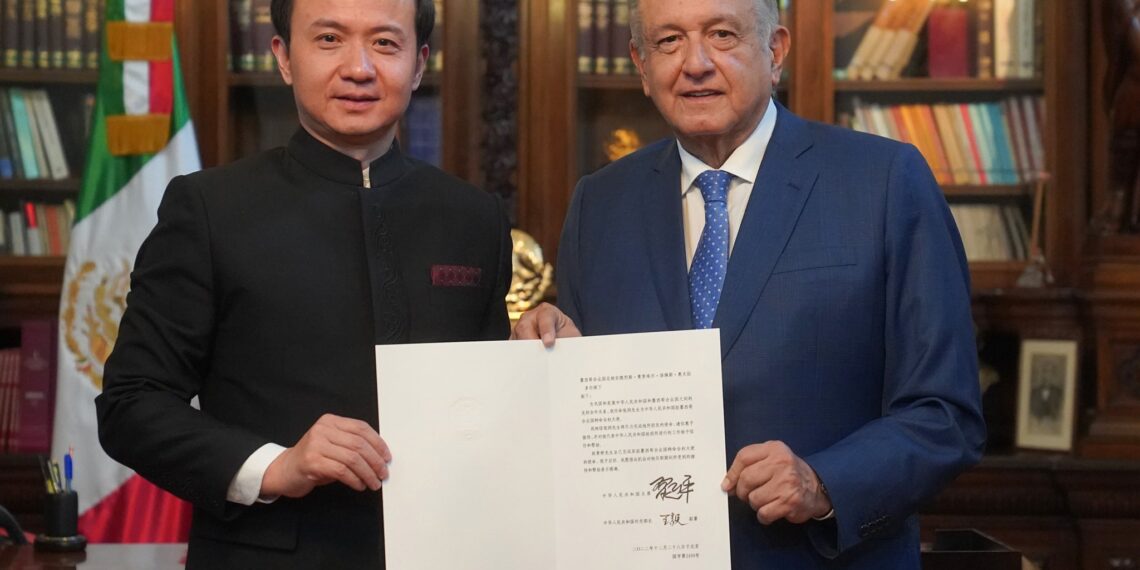 El 25 de mayo, el nuevo Embajador de China en México, Zhang Run, entregó las cartas credenciales al Presidente mexicano Andrés Manuel López Obrador. Foto: Twitter/@EmbChinaMex.