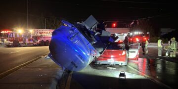 Los oficiales de Gwinnett están en la escena de un accidente nocturno que resultó en un camión cisterna volcado. Foto: Twitter/@GwinnettPd.
