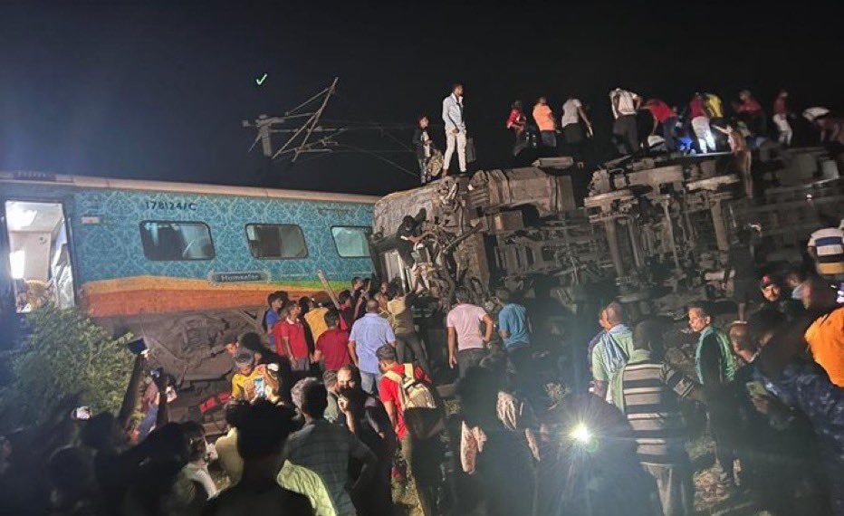 Aumentan las cifras de víctimas tras choque entre trenes en el este de la India. Foto: Twitter/@NewsIndepe.