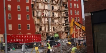 Vista parcial del edificio que se derrumbó en Davenport, Iowa. Foto del 3 de junio de 2023. Getty Images