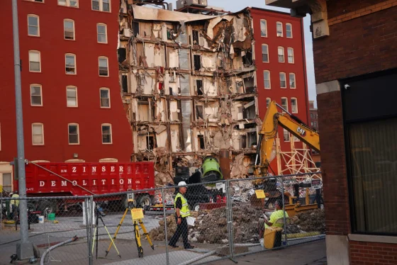 Vista parcial del edificio que se derrumbó en Davenport, Iowa. Foto del 3 de junio de 2023. Getty Images