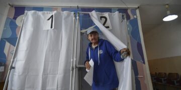 Una mujer se dispone a votar en un colegio de Melitopol, en ka región de Zaporiyia, en el referéndum convocado en septiembre de 2022 en las regiones de Ucrania anexionada por Rusia. EFE/EPA/STRINGER