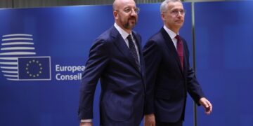 El presidente del Consejo Europeo, Charles Michel, y el secretario general de la OTAN, Jens Stoltenberg (d), durante un Consejo Europeo en Bruselas. EFE/EPA/OLIVIER HOSLET