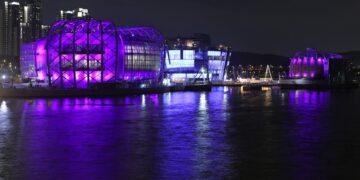 Iluminación este martes del rio Han en Seúl con motivo del décimo aniversario de BTS. EFE/EPA/YONHAP SOUTH KOREA OUT