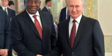 El presidente sudafricano, Cyril Ramaphosa, con el presidente ruso, Vladimir Putin, este viernes en San Petersburgo. EFE/EPA/EVGENY BYATOV/HOST PHOTO AGENCY/RIA NOVOSTI/SPUTNIK