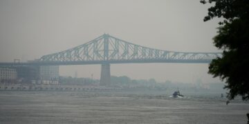 Vista del puente Jacques Cartier que cruza el río San Lorenzo envuelto en una neblina de smog, en Montreal (Canadá), este 26 de junio de 2023. EFE/EPA/Andre Pichette