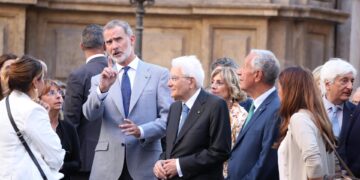 De izquierda a derecha, el rey de España, Felipe VI, y los presidentes de Italia, Sergio Mattarella, y de Portugal, Marcelo Rebelo de Sousa, durante su visita a la ciudad italiana de Palermo. EFE/EPA/Igor Petyx