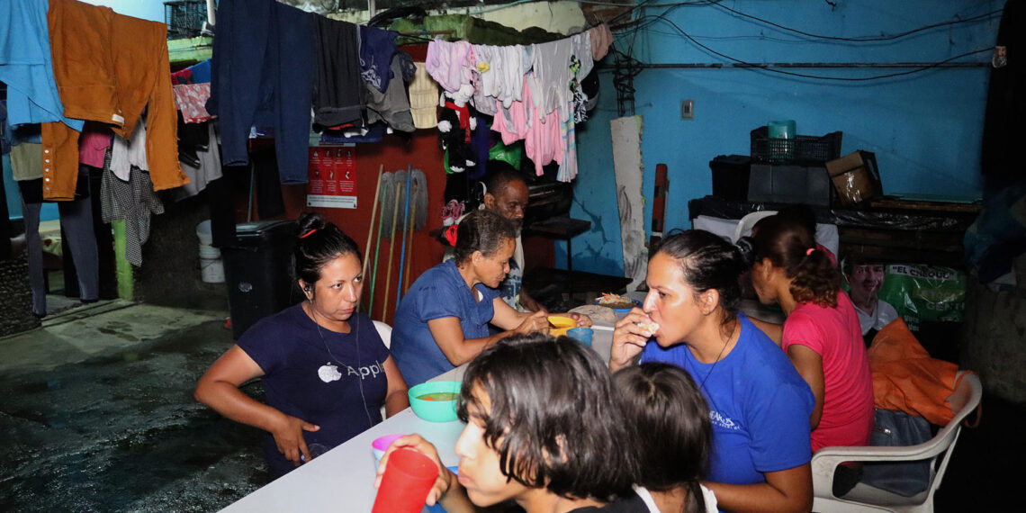 Migrantes de origen centroamericano reciben alimentos en el albergue Todo por Ellos, el 1 de junio de 2023, en Tapachula, Chiapas (México). EFE/ Juan Manuel Blanco