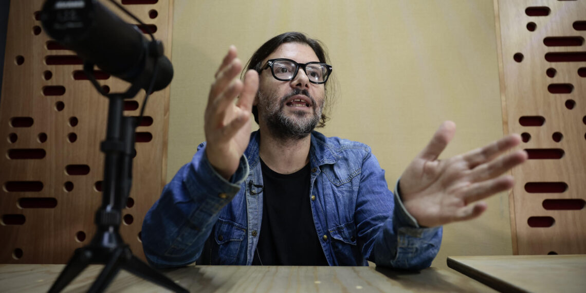 El cineasta y locutor mexicano, Olallo Rubio, habla durante una entrevista con EFE el 31 de mayo de 2023 en Ciudad de México (México). EFE/José Méndez